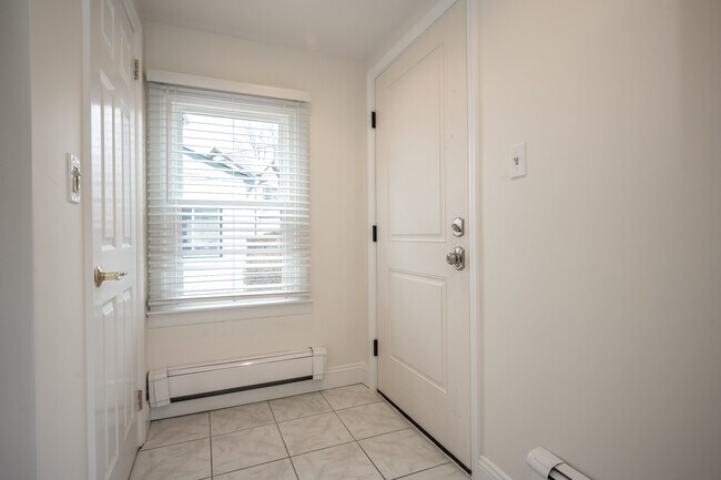 Building Photo - 14 Deane Pl