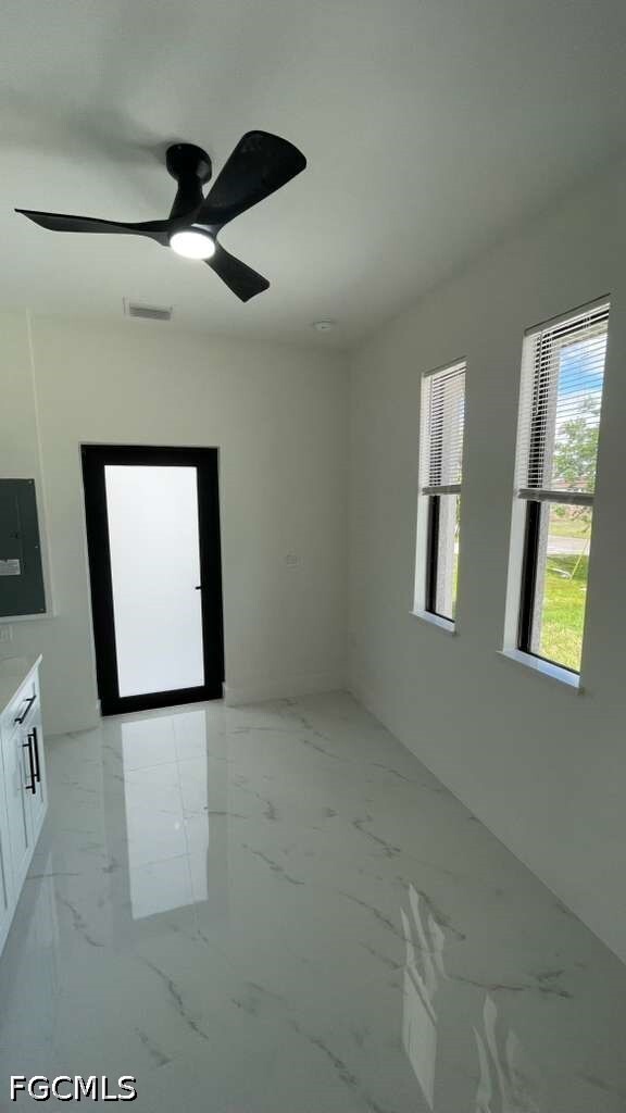 Foto del edificio - 528 Raintree St E