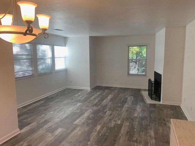 Foto del edificio - Recently Remodeled 2 bedroom 1 bathroom up...