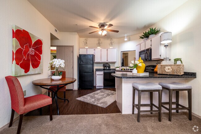 2 habitaciones, 2 baños - 1093 pies cuadrados - Cocina y comedor - The Lakes at Hurricane Creek