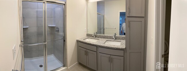 Building Photo - 611 Lorhan Dr