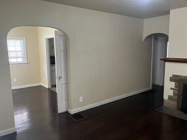 Foto del edificio - Charming 3-Bedroom Home with Unique Detail...