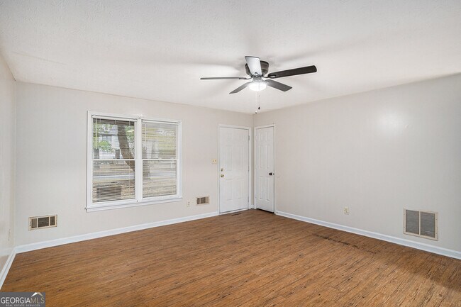 Building Photo - 2610 Golfview Terrace SE