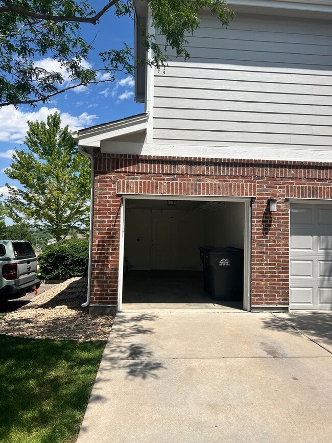 Foto del edificio - Quiet & Clean 2 bed / 2 bath Condo with Garage