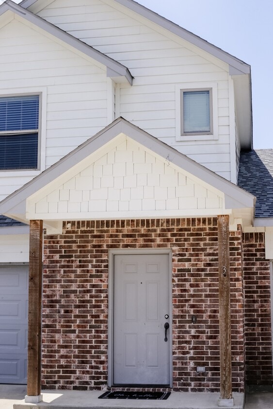 Building Photo - 8605 Ellis Dr