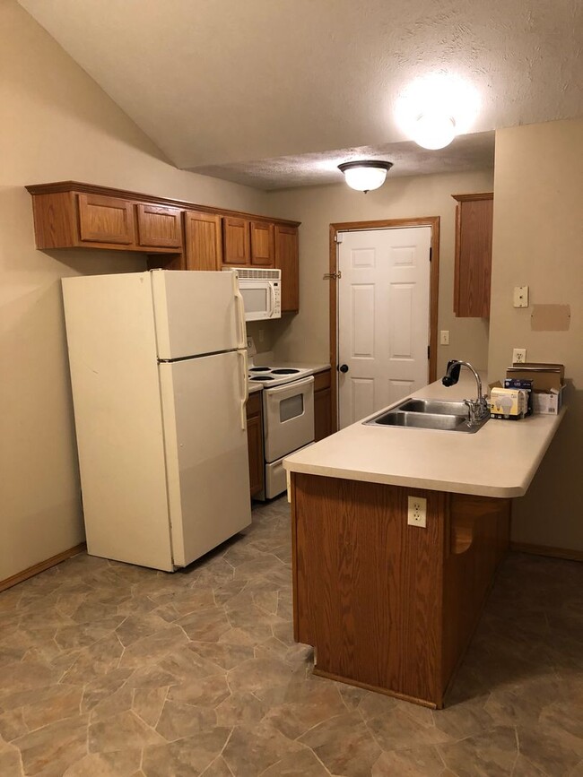Building Photo - 2 bedroom, 2 bathroom, 2 car garage duplex
