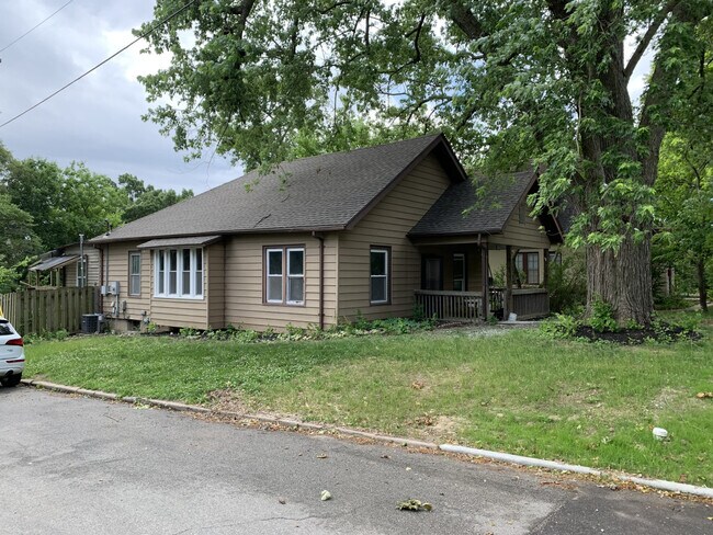 Building Photo - 1305 6th Ave
