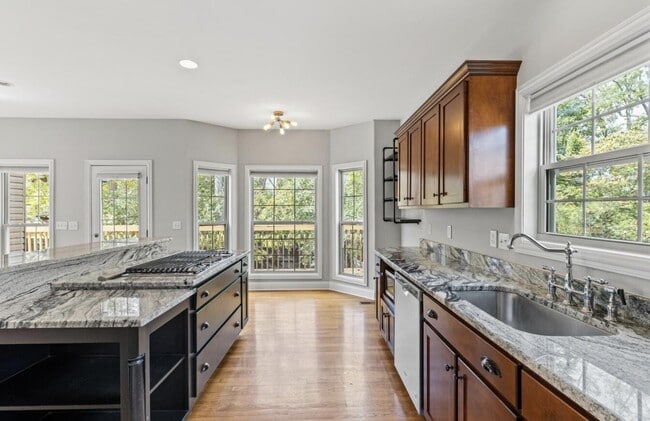 Building Photo - 2505 Eastway Dr