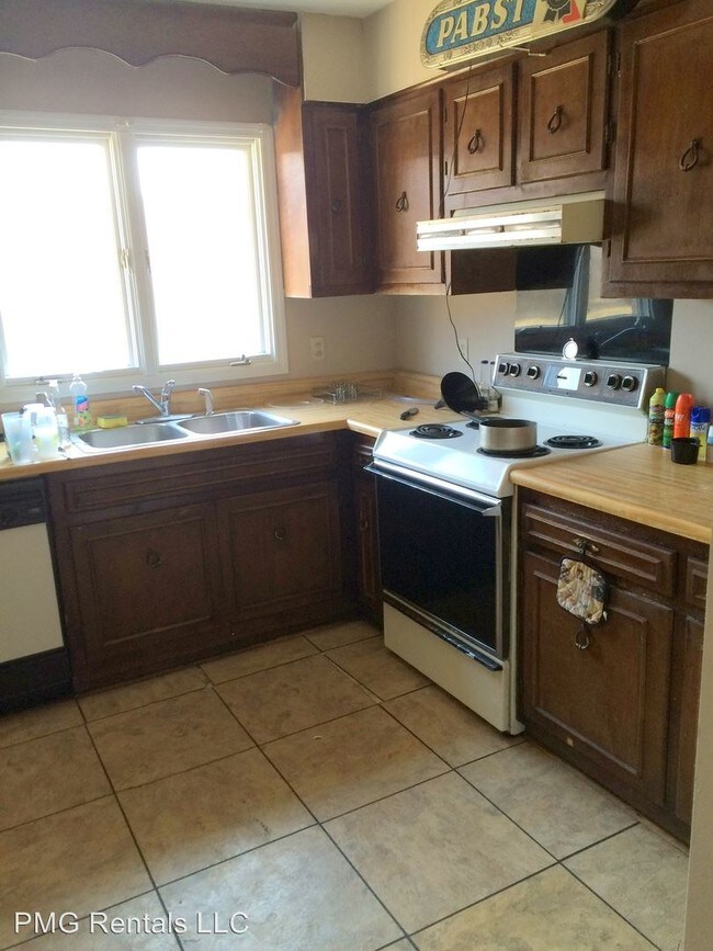Building Photo - 3 br, 2 bath Room For Rent - 22 University Pl