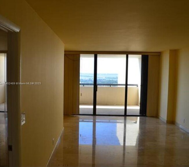 Building Photo - 2555 Collins Ave