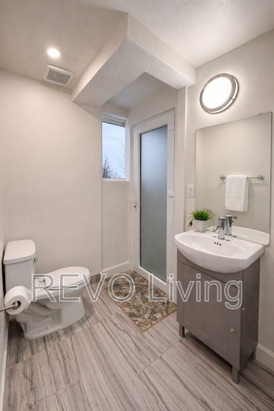 Photo du bâtiment - 7800 Lundy's Ln