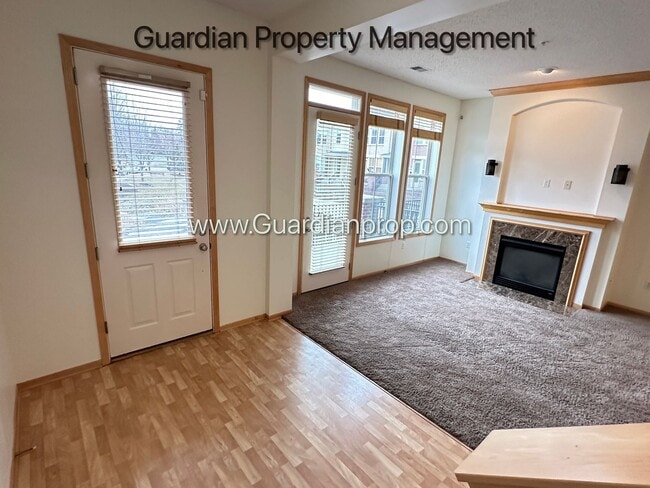 Foto del edificio - St Louis Park Town Home, Updated Kitchen, 2 Car Heated Garage, Walk Out Patio, Fireplace, W/D.