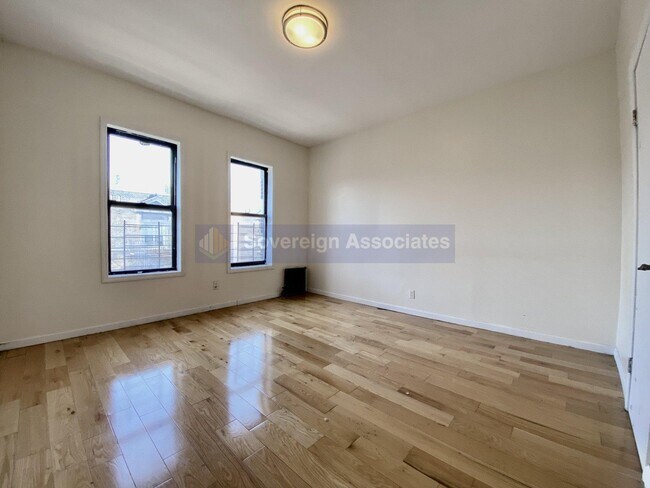 Foto del edificio - 2 Pinehurst Ave