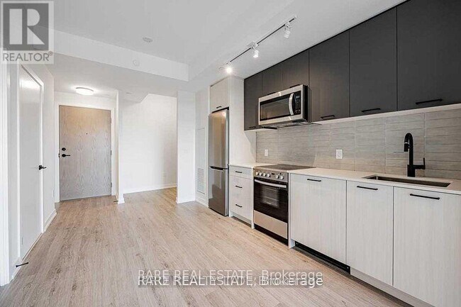 Photo du bâtiment - 2300 St Clair Ave W
