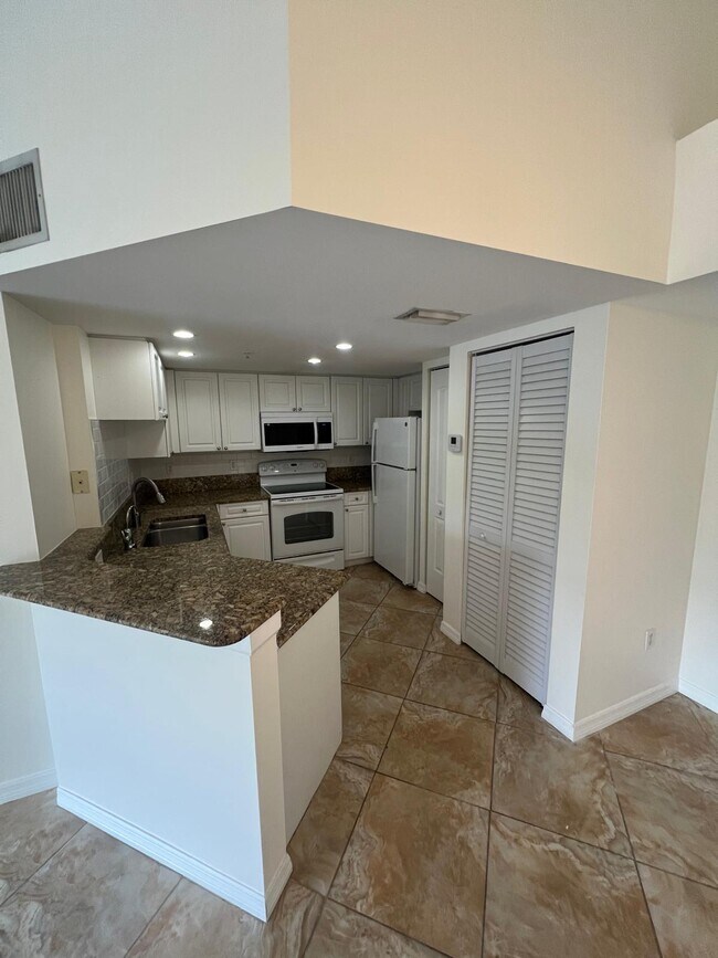 Foto del edificio - 500 Crestwood Ct N