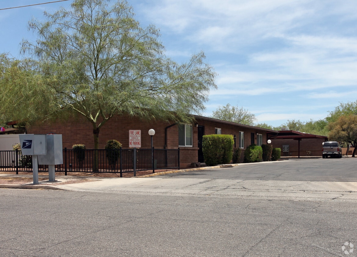 Primary Photo - 3740 E Presidio Rd