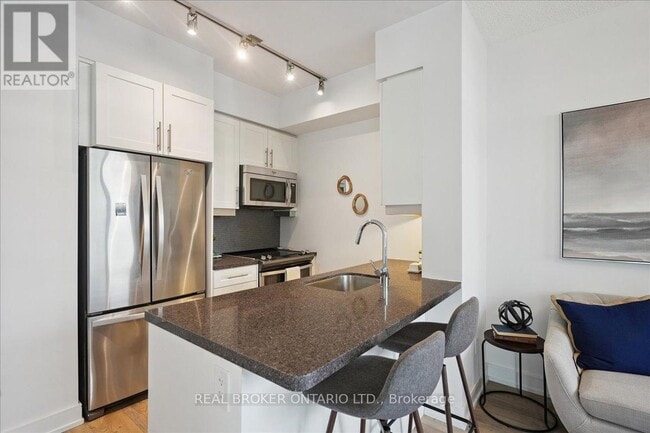 Building Photo - 525 Adelaide St W