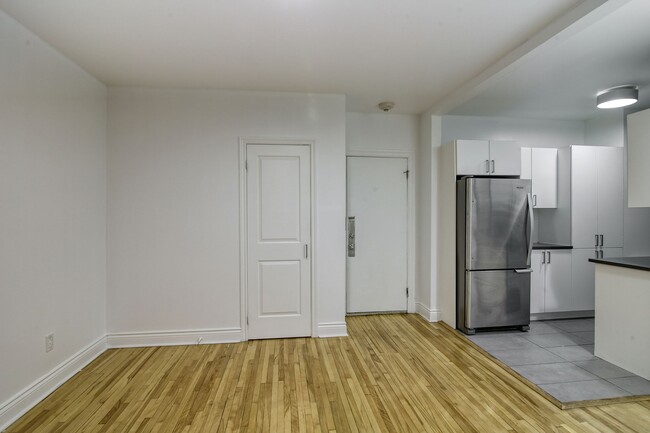 Building Photo - 3710 Chem. Queen Mary