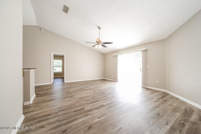 Foto del edificio - 45 Perry Creek Dr