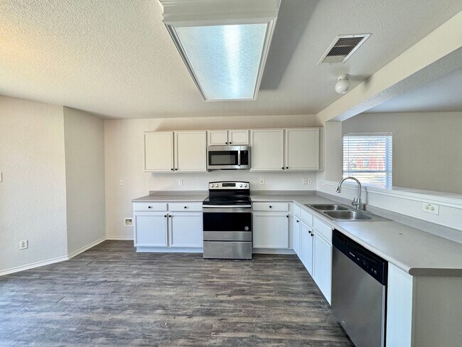 Building Photo - Beautiful 2 Story Home!