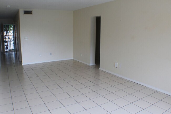 Building Photo - 2 bed, 2 bath Condo