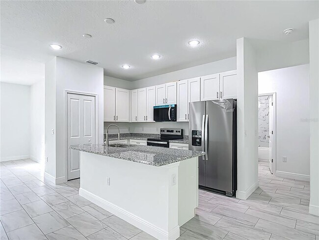 Foto del edificio - 5736 N Claremont Dr