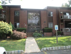 Building Photo - 2 Charles Ln
