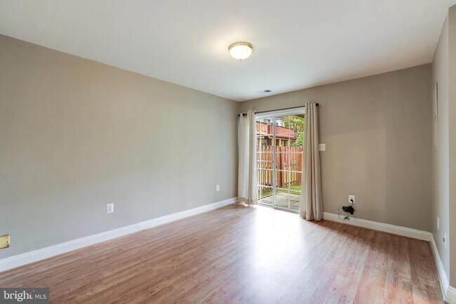 Building Photo - 2015 Capstone Cir
