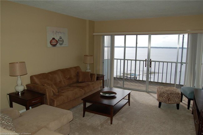 Building Photo - 2131 Lakeview Dr