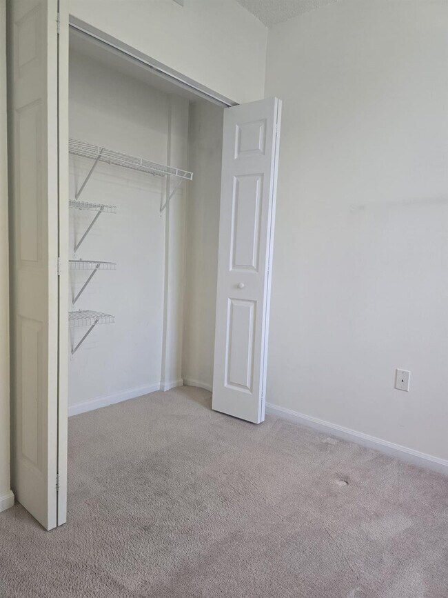 Foto del edificio - 7970 N Nob Hill Rd