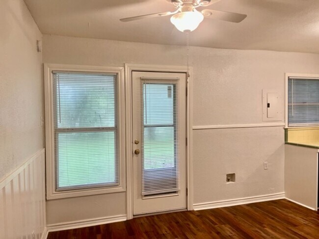 Building Photo - Cute remodeled 2 Bedroom 1 Bath home in NRH