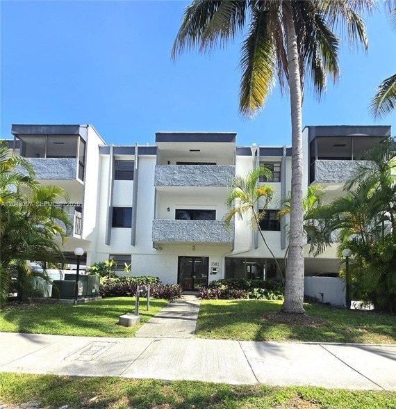 Building Photo - 3582 NE 171 St