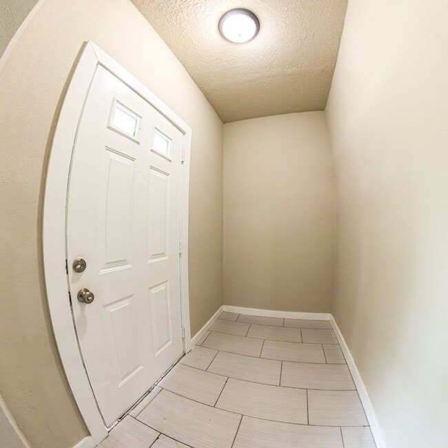 Building Photo - Fully Remodeled 4 Bedroom 2.5 Bathroom