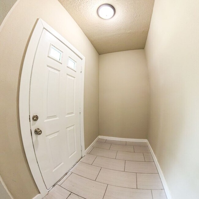 Foto del edificio - Fully Remodeled 4 Bedroom 2.5 Bathroom