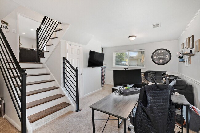 Building Photo - Beautiful home on large lot. Available NOW!!