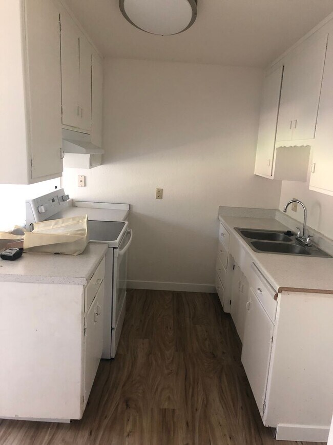 Building Photo - Clean 2 Bedroom, 1 Bath, 980 sqft., 1/2-Pl...
