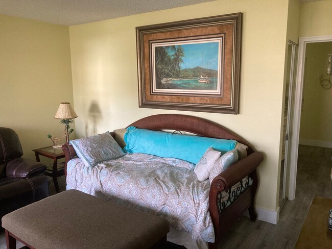 Building Photo - AVAILABLE JANUARY 1-2025-Furnished One Bed...