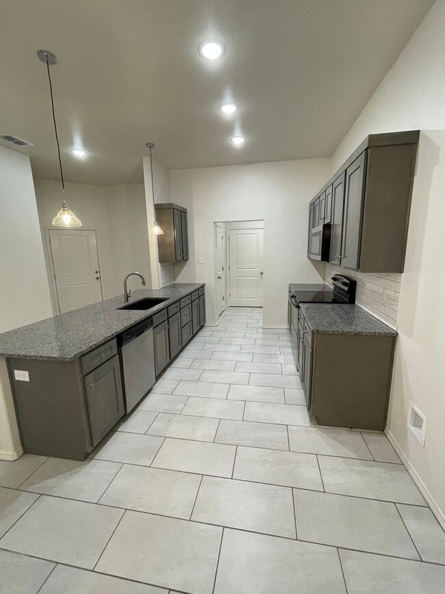 Building Photo - Luxurious Home Located in Frenship Distric...