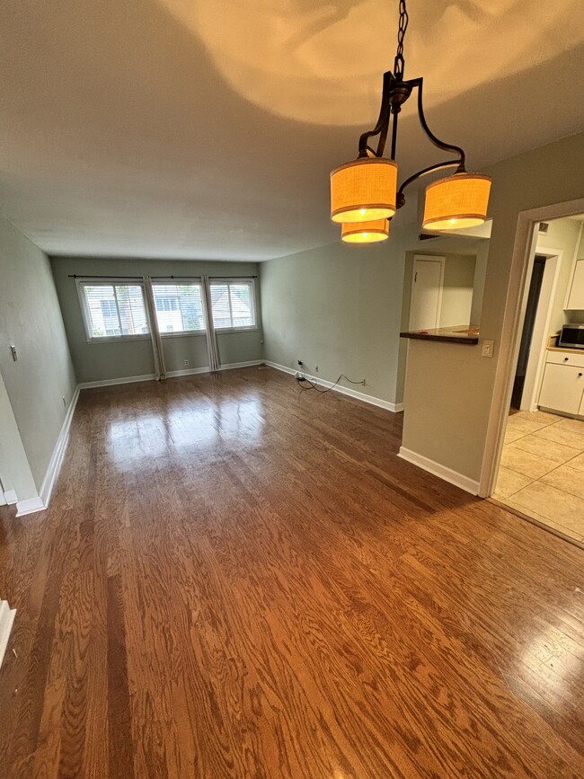 Dining room leads into kitchen - 1900 Richard Jones Rd