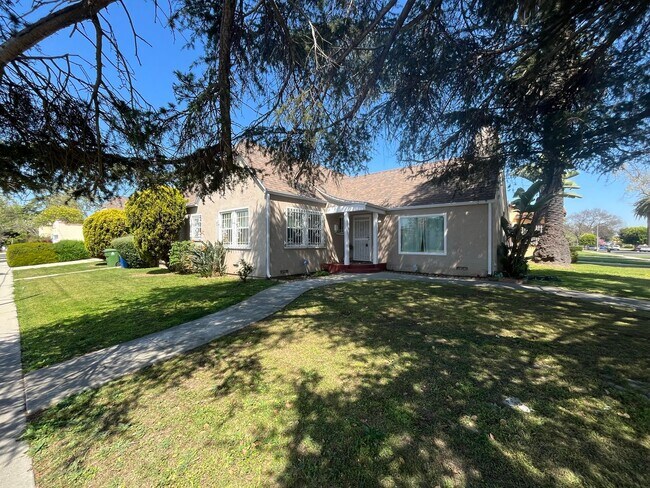 Foto del edificio - Charming 2-Bedroom Home in Prime Los Angel...