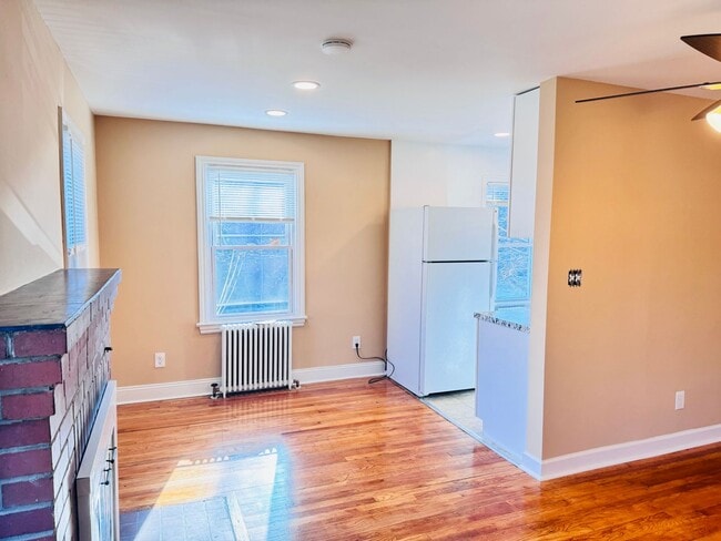 Building Photo - 908 Hudson Ave
