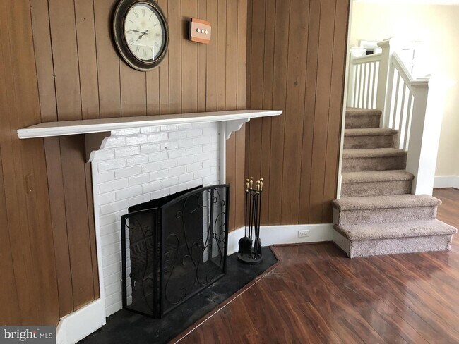 Building Photo - 803 Perkins Ln