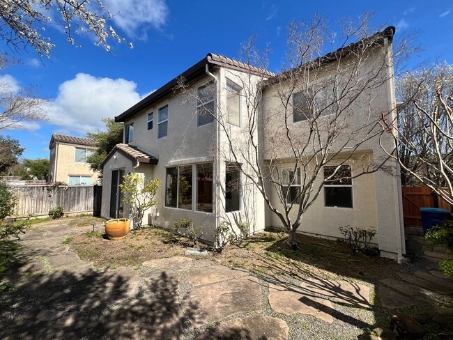 Building Photo - SPACIOUS FOUR BEDROOM HOUSE IN HAMILTON