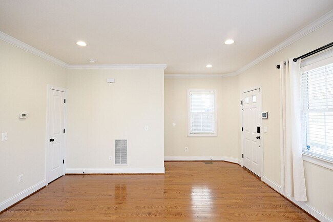 Building Photo - Move-in Ready Light-Filled Downtown Home M...