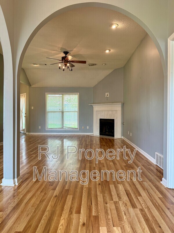 Foto del edificio - 6095 E Everett Hill Cir