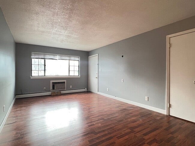 Building Photo - 549 Russell Rd
