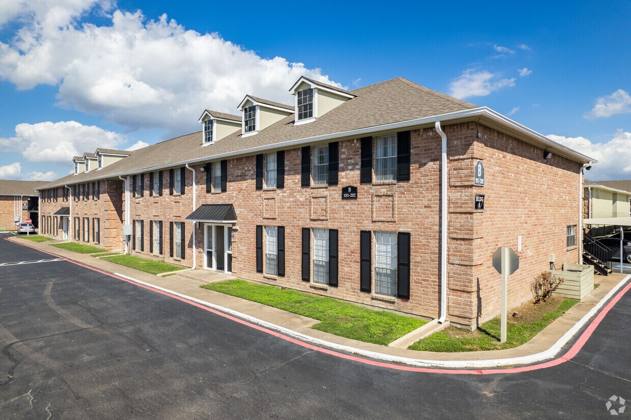 Belmont Place/La Fontaine Apartments in Houston, TX
