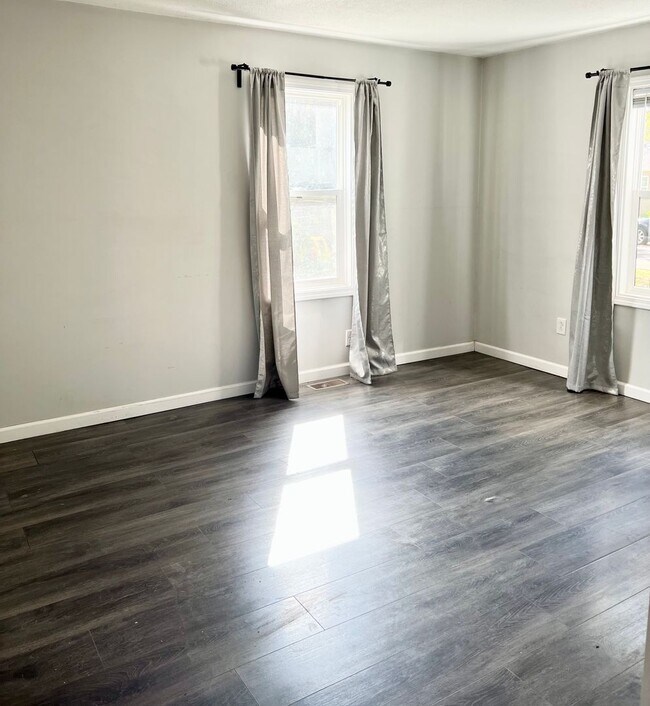 Building Photo - 2-Bedroom Gem with Oversized Garage and En...