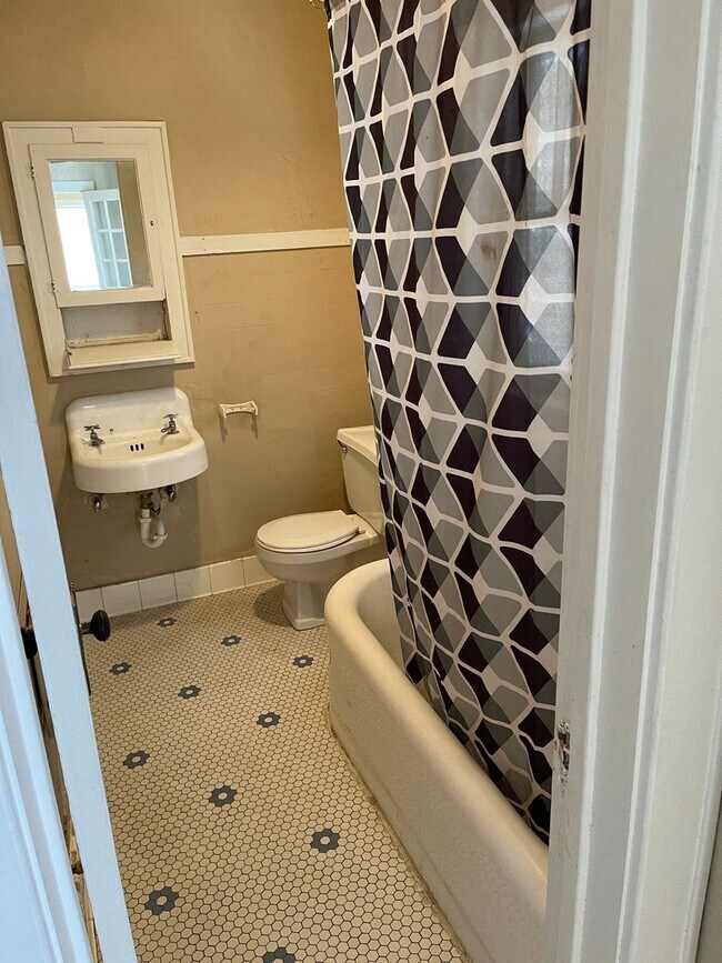 Building Photo - Large 1 Bed 1 Bath Apartment