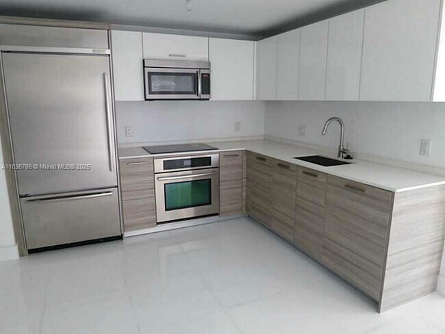 Building Photo - 1300 Brickell Bay Dr